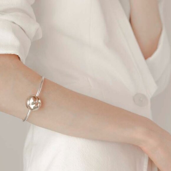 ANOTHER FEATHER TRESS BANGLE PENDANT CHARM BRACELET MINIMAL SILVER BRONZE - Picture 1 of 5